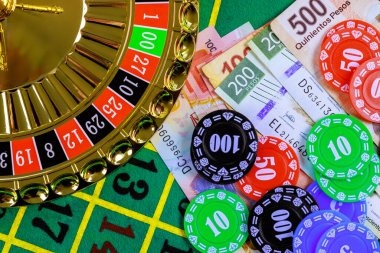 kakek Sic Bo live-dealer table showing three dice in cage, betting layout, and payout board
